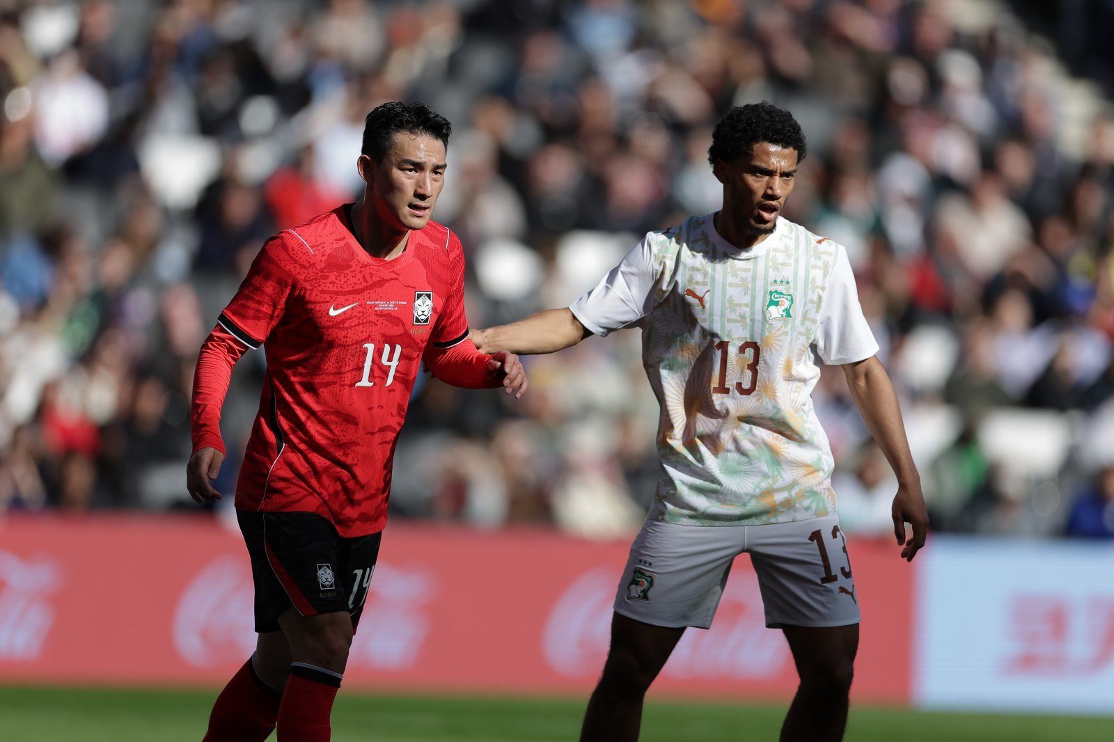 축구국가대표팀 수비수 조유민(왼쪽)이 29일(한국시간) 스타디움 MK서 끝난 코트디부아르전 도중 클레망 아크파와 몸싸움을 하고 있다. 밀턴킨스｜AP뉴시스