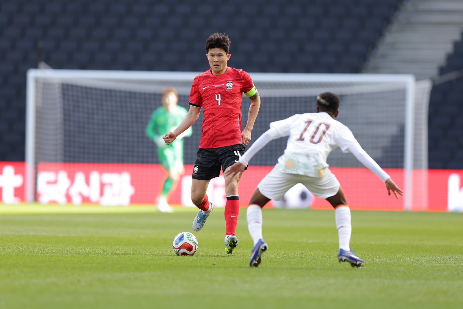 축구국가대표팀 수비수 김민재(왼쪽)가 29일(한국시간) 스타디움 MK서 끝난 코트디부아르전 도중 드리블하고 있다. 밀턴킨스｜AP뉴시스