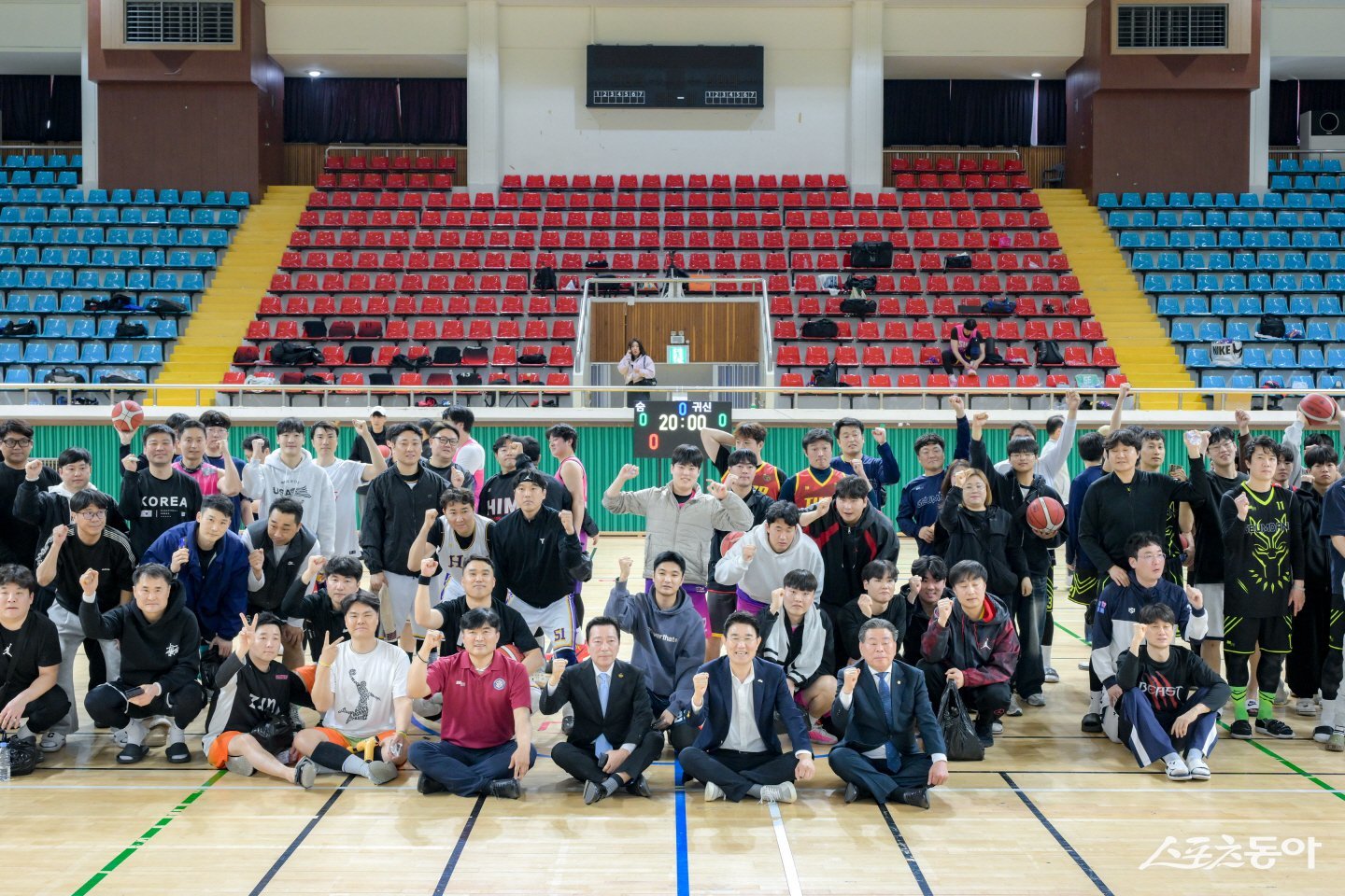 지난 28일 팔마실내체육관에서 열린 순천시장배 농구대회 개회식에서 선수들과 내빈들이 단체사진을 촬영하고 있다. 사진제공=순천시