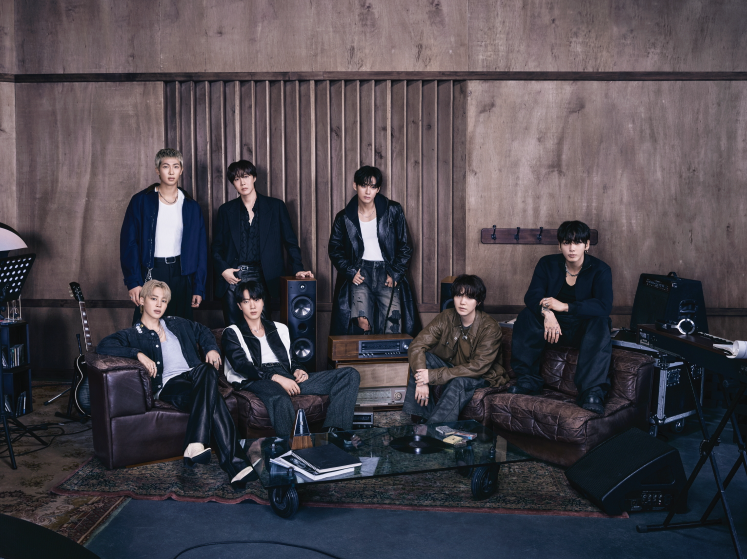 방탄소년단이 컴백 앨범 ‘아리랑’으로 영국과 미국, 일본의 대표 앨범 차트 1위를 동시 석권하는 대기록을 세웠다. ‘아리랑’에 앞서 ‘트리플크라운’을 달성한 음반 역시 방탄소년단의 것으로, 자신의 기록을 다시 한번 경신하며 ‘적수 없는 흥행 질주’를 이어가고 있다. 사진제공 | 빅히트 뮤직