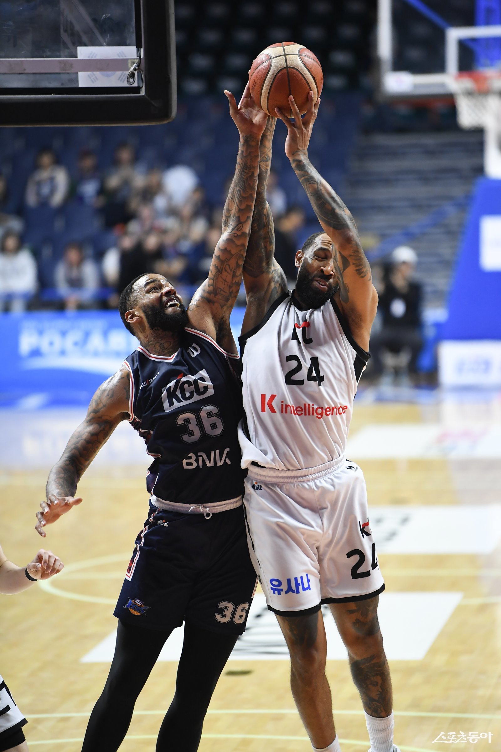 PO 진출 마지노선인 6위를 쟁취하기 위한 KCC, KT의 다툼이 치열하다. KCC 숀 롱(왼쪽), KT 데릭 윌리엄스의 6라운드 맞대결 장면. 사진제공｜KBL