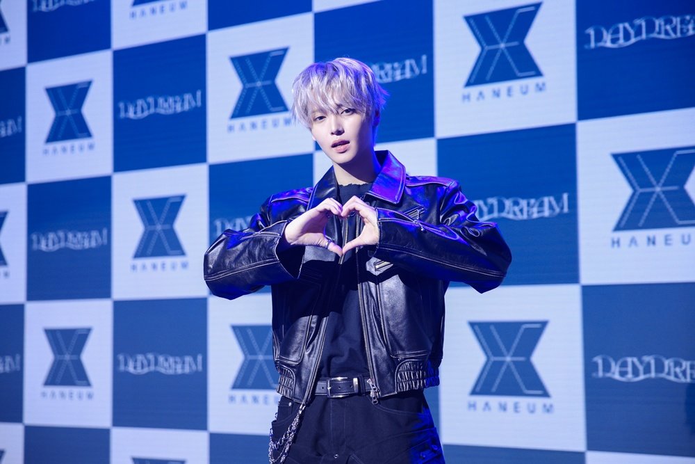 엠넷 오디션 프로그램 ‘보이즈 2 플래닛’의 흥행 주역 가운데 하나인 장한음이 30일 강남구 모처에서 컴백 쇼케이스를 열고 그의 첫 번째 실물 앨범 ‘데이드림’을 소개했다. 이번 앨범은 ‘드림 3부작’ 중 하나로 장한음이 전곡 작사, 작곡에 참여해 눈길을 끈다. 사진제공 | 이에스 네이션