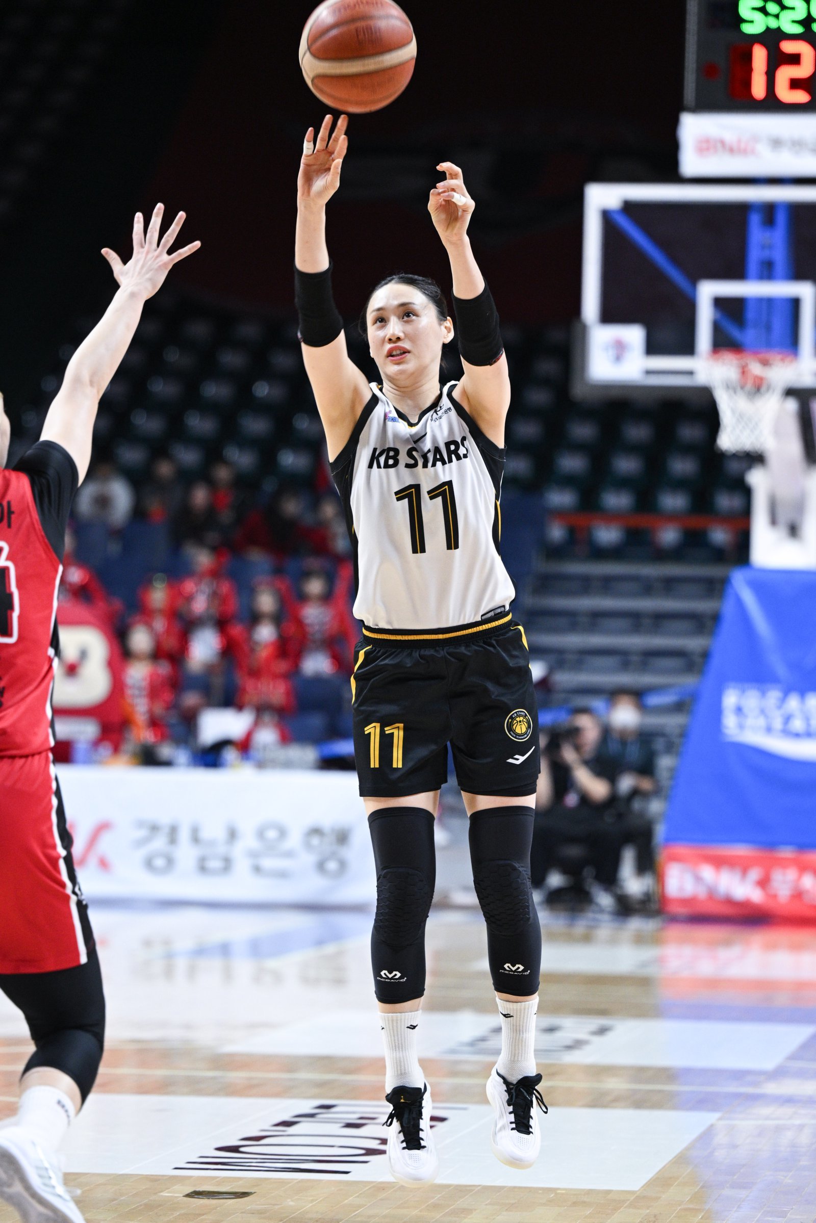 KB스타즈 강이슬이 30일 BNK전서 슛을 시도하고 있다. 사진제공ㅣWKBL