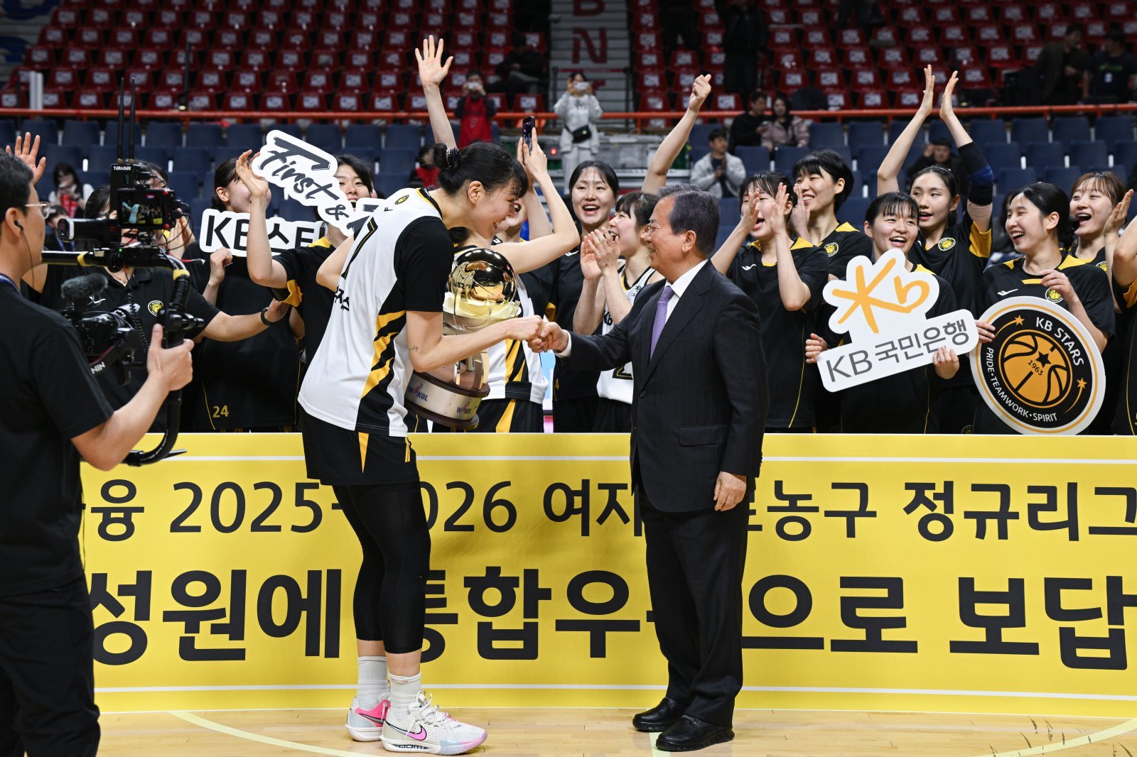KB스타즈 선수단이 30일 부산 사직체육관서 열린 ‘BNK금융 2025~2026 여자프로농구’ 6라운드 원정경기 BNK전서 정규리그 우승을 확정한 뒤 세리머니를 하고 있다. 사진제공｜WKBL