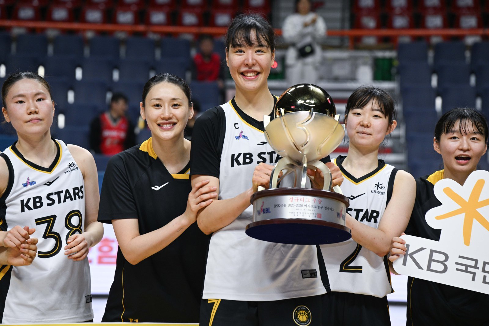 KB스타즈 선수단이 30일 부산 사직체육관서 열린 ‘BNK금융 2025~2026 여자프로농구’ 6라운드 원정경기 BNK전서 정규리그 우승을 확정한 뒤 세리머니를 하고 있다. 사진제공｜WKBL