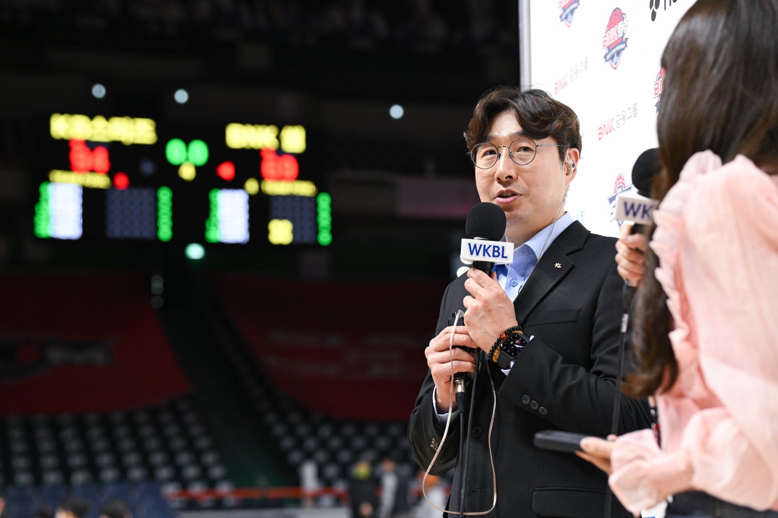 김완수 KB스타즈 감독이 30일 부산 사직체육관서 열린 ‘BNK금융 2025~2026 여자프로농구’ 6라운드 원정경기 BNK전서 정규리그 우승을 확정한 뒤 소감을 밝히고 있다. 사진제공｜WKBL