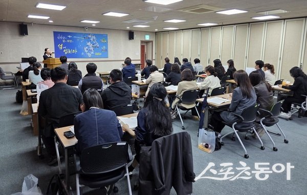 신안군은 30일 경로당 운영 활성화와 어르신 복지 증진을 위해 경로당 업무 담당자 30여 명을 대상으로 직무 역량 강화 교육을 실시했다. 사진제공 I 신안군