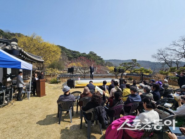 봉화군 ‘2026년 산수유 신춘 시 낭송회’가 진행되고 있다. 사진제공 ㅣ 봉화군