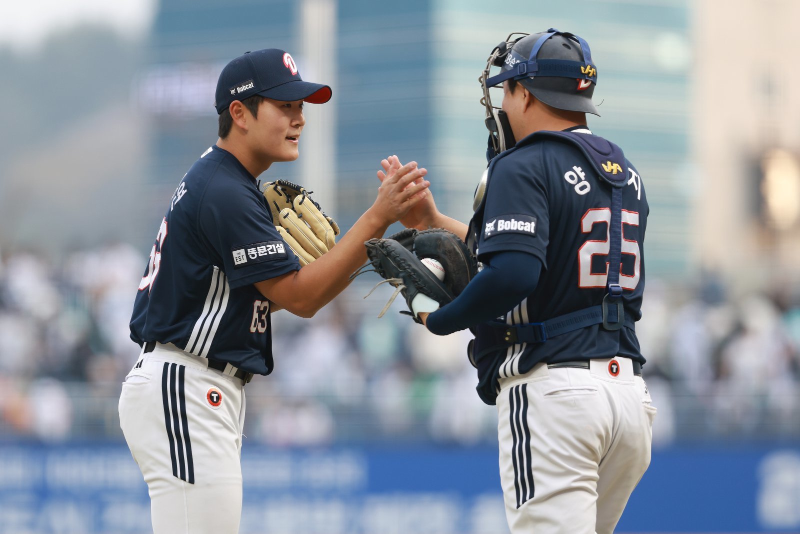 두산 양의지가 29일 창원 NC전 9-6 승리 후 김택연과 하이파이브를 하고 있다. 사진제공ㅣ두산 베어스