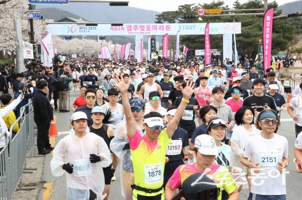 지난해 경주벚꽃마라톤대회 참가자들이 출발을 하고 있다. 사진제공 ㅣ 경주시