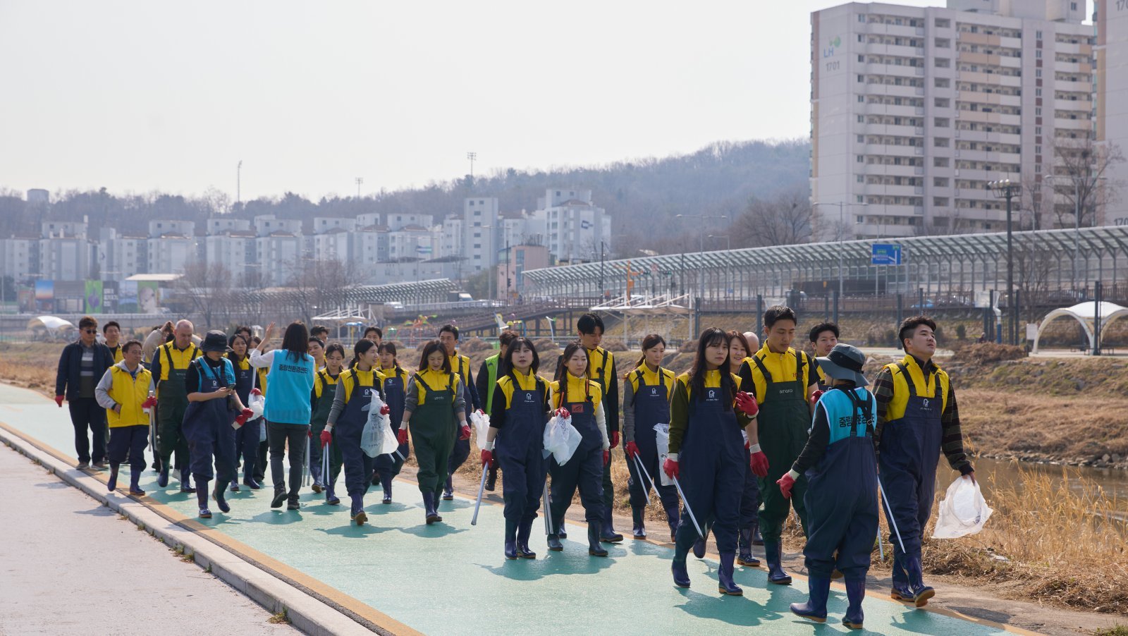 창립 50주년을 맞은 HDC그룹은 파크하얏트서울 총지배인을 비롯한 호텔HDC와 IPARK현대산업개발 경영본부 임직원들, 서울시 노원구자원봉사센터, 중랑천 환경센터 직원들과 함께 서울시 노원구 중랑천 일대의 환경 정화 봉사활동을 진행했다. 사진제공｜IPARK현대산업개발