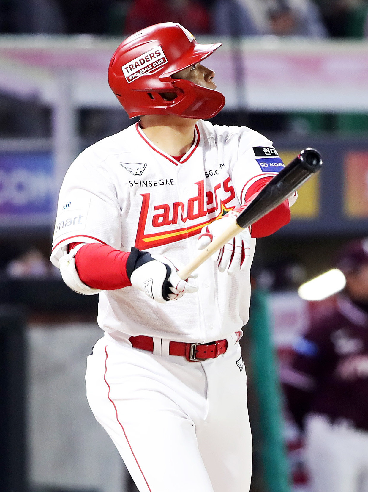 SSG 김재환이 3월 31일 인천SSG랜더스필드서 열린 ‘2026 신한 SOL KBO리그’ 키움과 홈경기서 4번 지명타자로 선발출전해 7회말 올해 첫 홈런을 친 뒤 타구를 바라보고 있다. 사진제공 ｜SSG 랜더스