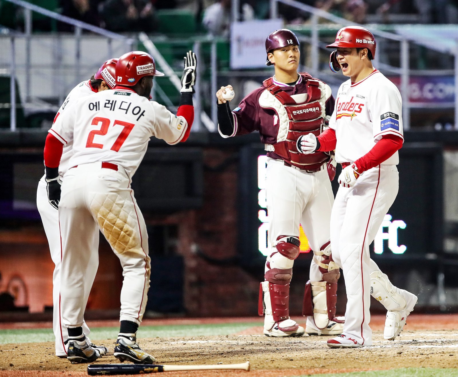 SSG 김재환(오른쪽 첫 번째)이 3월 31일 인천SSG랜더스필드서 열린 ‘2026 신한 SOL KBO리그’ 키움과 홈경기서 4번 지명타자로 선발출전해 7회말 올해 첫 홈런을 친 뒤 동료와 기쁨을 누리고 있다. 사진제공 ｜SSG 랜더스