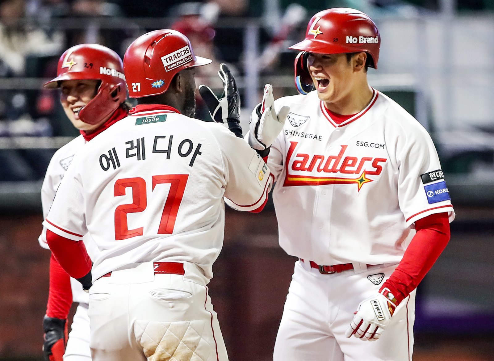 SSG 김재환(오른쪽 첫 번째)이 3월 31일 인천SSG랜더스필드서 열린 ‘2026 신한 SOL KBO리그’ 키움과 홈경기서 4번 지명타자로 선발출전해 7회말 올해 첫 홈런을 친 뒤 기예르모 에레디아와 하이파이브를 하고 있다. 사진제공 ｜SSG 랜더스