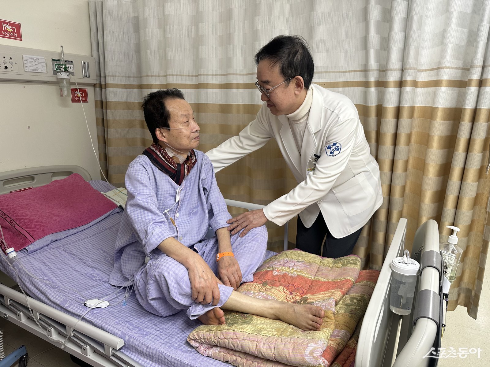 온병원 폐암수술센터 최필조 센터장(오른쪽)이 환자를 진료하고 있다.  사진제공  |  온병원