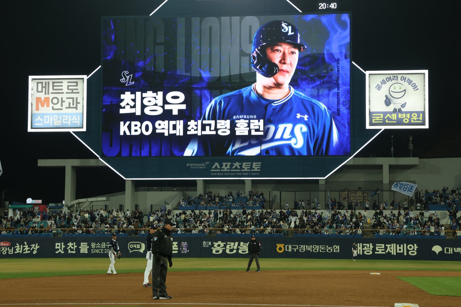 삼성 최형우(왼쪽)가 3월 31일 대구 두산전 7회말 역대 최고령 솔로홈런을 쳐냈다. 전광판에 표출된 축하 메시지. 사진제공ㅣ삼성 라이온즈