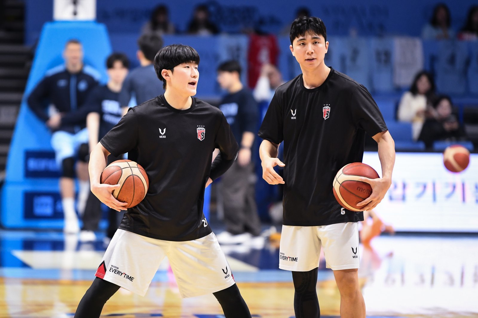 정관장 주장 박지훈(오른쪽)이 소속팀 후배 문유현의 신인상 자격을 강력하게 어필했다. 사진제공ㅣKBL
