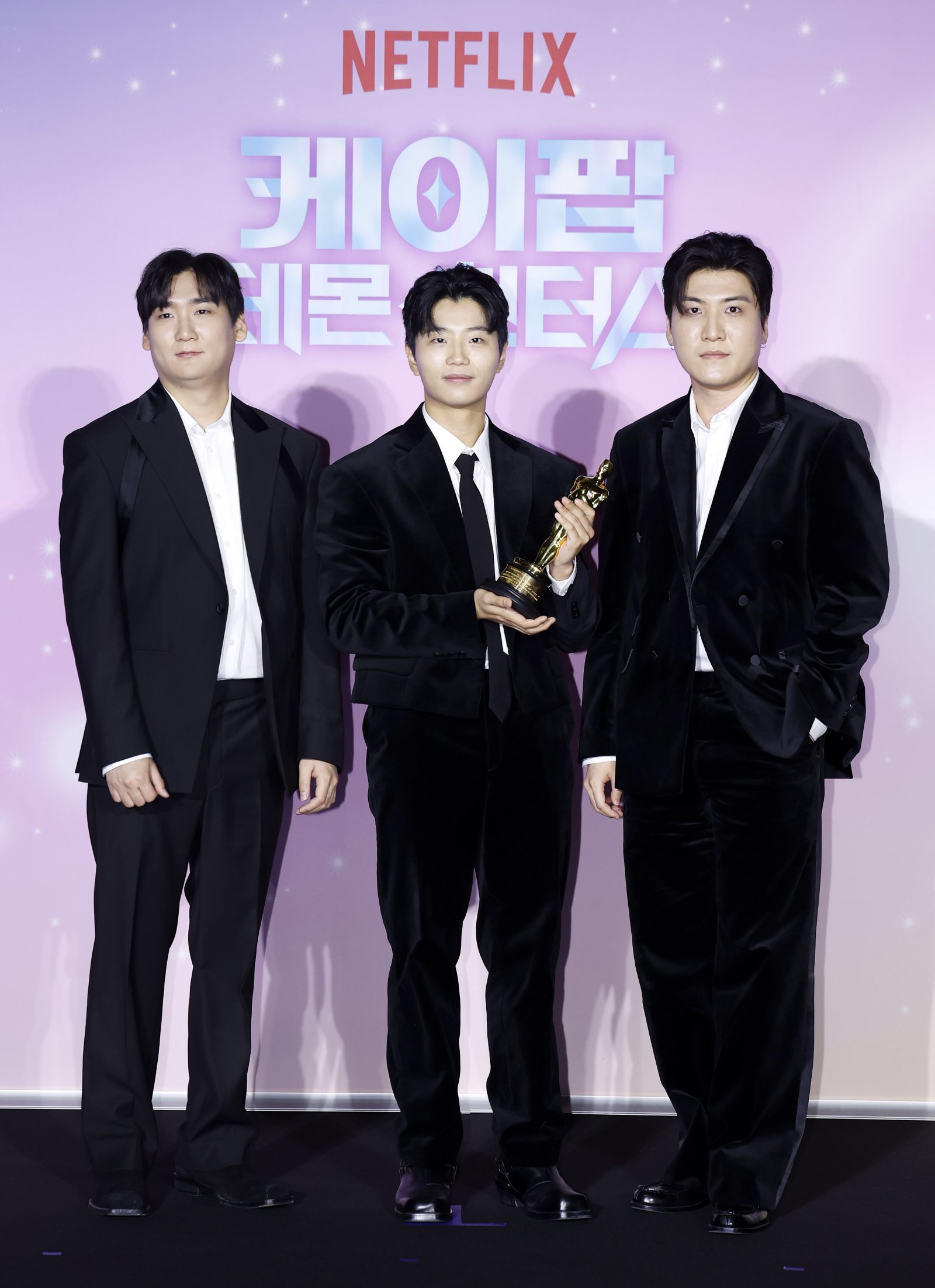 [서울=뉴시스] 김혜진 기자 = 더블랙레이블 프로듀서 IDO 남희동(왼쪽부터), 이유한, 곽중규이 1일 오후 서울 용산구 CGV 용산아이파크몰에서 열린 넷플릭스 영화 ‘케이팝 데몬 헌터스’ 아카데미 수상 기념 기자간담회에서 포즈를 취하고 있다. 2026.04.01. jini@newsis.com