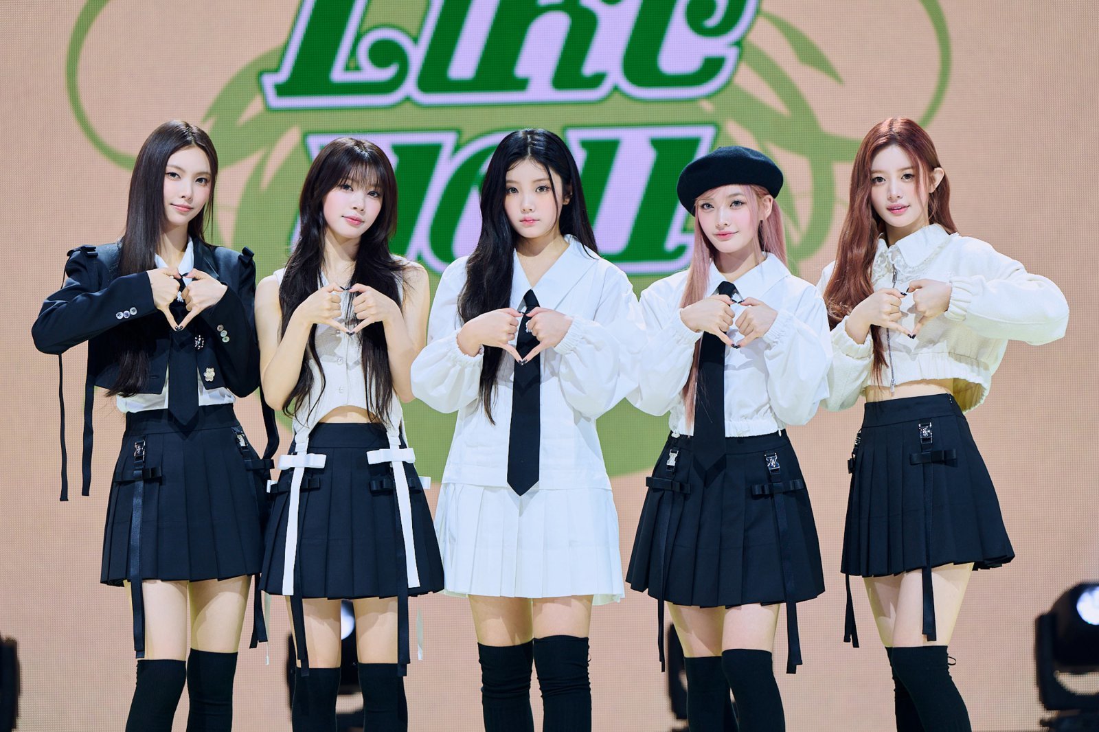 ‘감다살’ 아일릿이 30일 내놓는 미니 4집에 괄사 형태에서 영감받은 ‘괄사 세라믹 오브제’ 머치반을 포함시켜 화제를 모으고 있다. 사진제공|빌리프랩