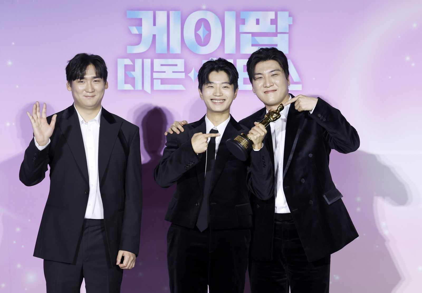 [서울=뉴시스] 김혜진 기자 = 더블랙레이블 프로듀서 IDO 남희동(왼쪽부터), 이유한, 곽중규이 1일 오후 서울 용산구 CGV 용산아이파크몰에서 열린 넷플릭스 영화 ‘케이팝 데몬 헌터스’ 아카데미 수상 기념 기자간담회에서 포즈를 취하고 있다. 2026.04.01. jini@newsis.com