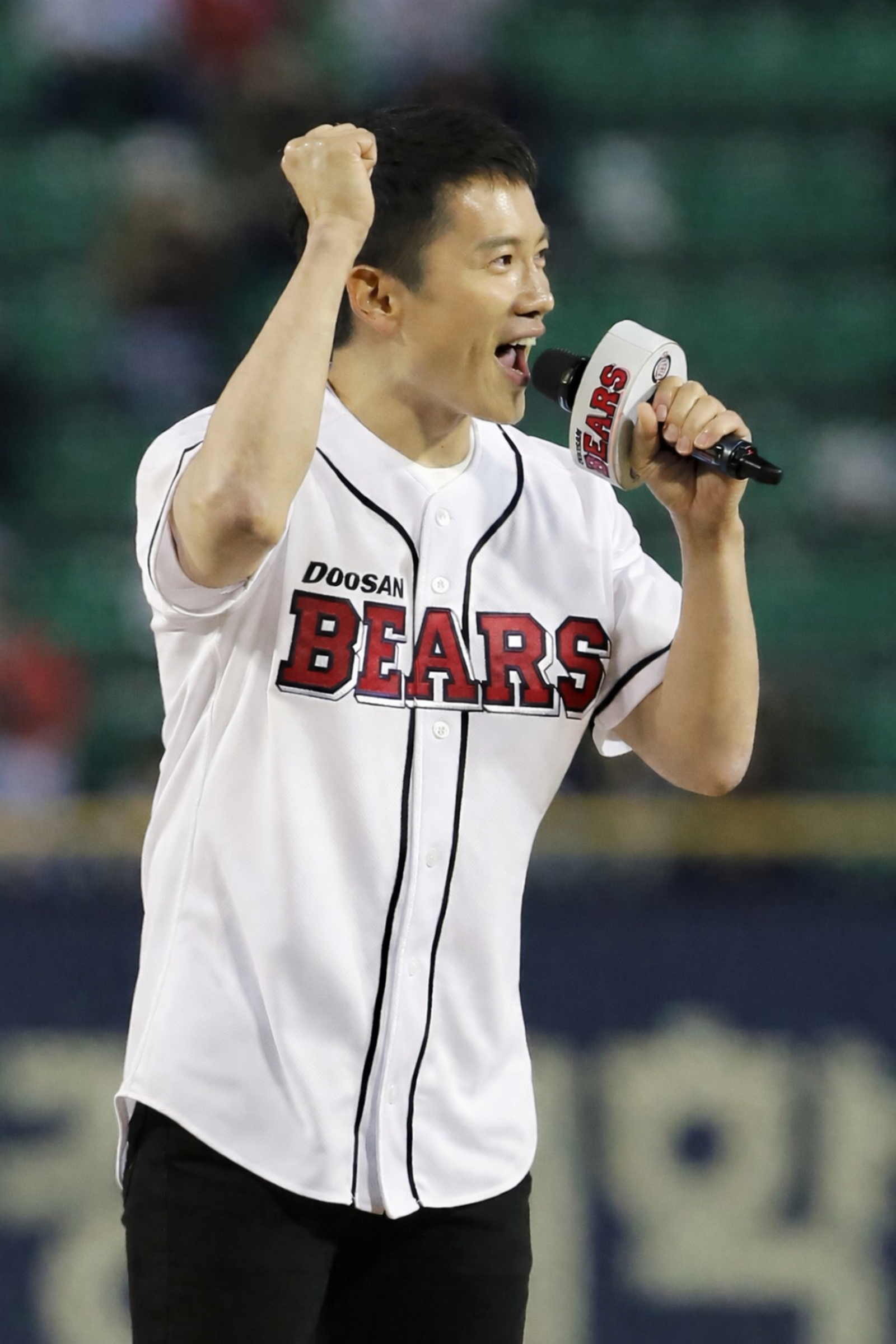 지성, 9년 만에 마운드 오른다…두산 홈 개막전 시구자 출격