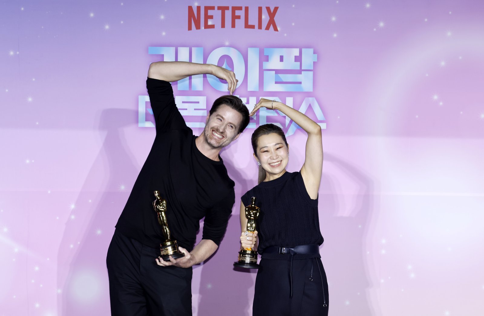[서울=뉴시스] 김혜진 기자 = 크리스 애플한스(왼쪽), 매기 강 감독이 1일 오후 서울 용산구 CGV 용산아이파크몰에서 열린 넷플릭스 영화 ‘케이팝 데몬 헌터스’ 아카데미 수상 기념 기자간담회에서 포즈를 취하고 있다. 2026.04.01. jini@newsis.com