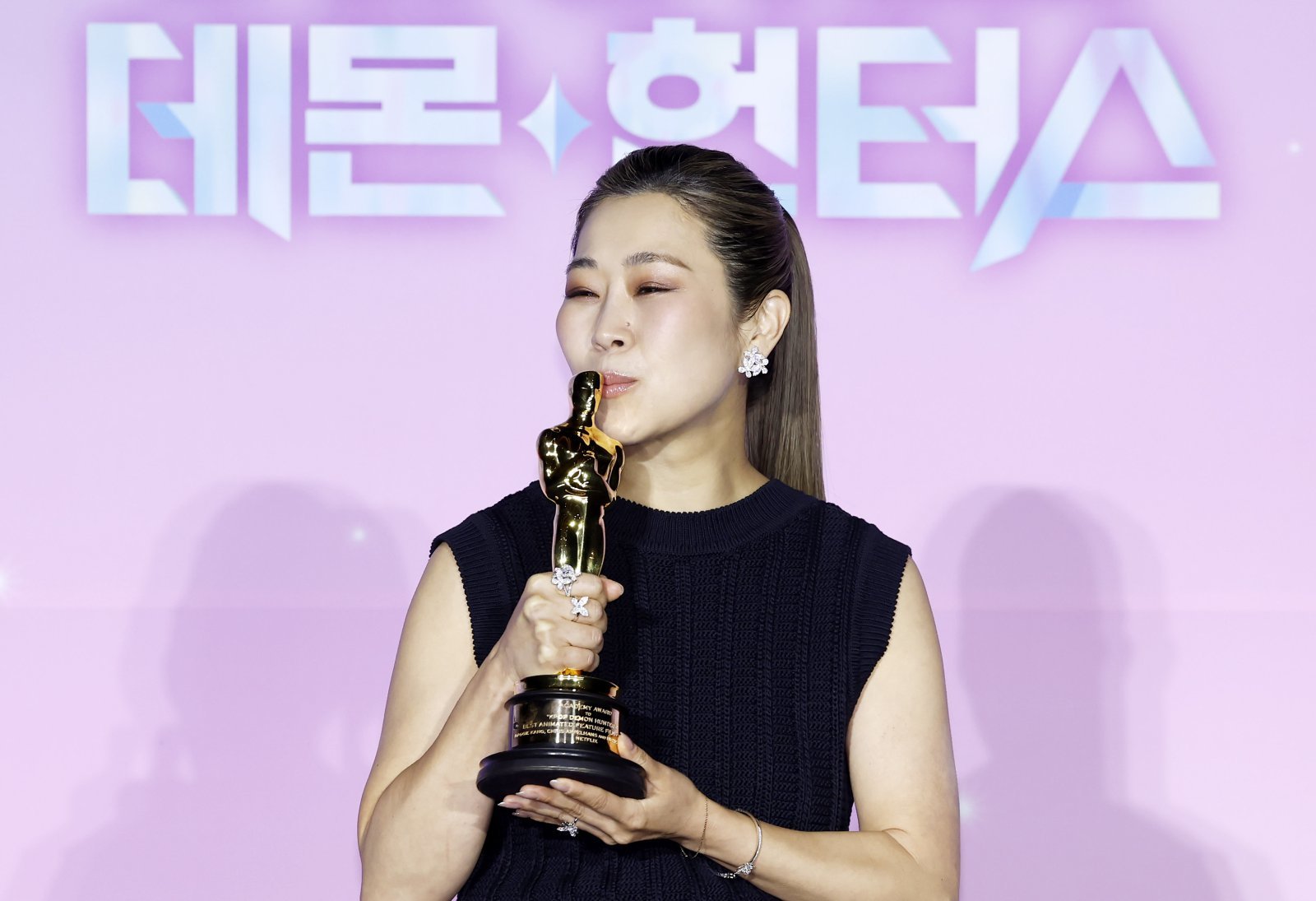 [서울=뉴시스] 김혜진 기자 = 매기 강 감독이 1일 오후 서울 용산구 CGV 용산아이파크몰에서 열린 넷플릭스 영화 ‘케이팝 데몬 헌터스’ 아카데미 수상 기념 기자간담회에서 포즈를 취하고 있다. 2026.04.01. jini@newsis.com