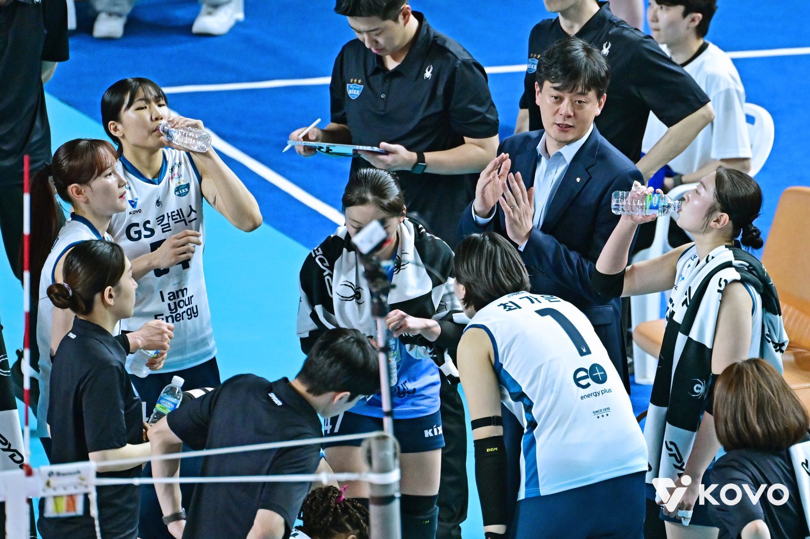 이영택 GS칼텍스 감독(오른쪽 뒤)이 1일 김천체육관에서 열린 도로공사와 챔프전 1차전 원정경기서 작전타임 도중 선수들에게 지시사항을 전달하고 있다. 사진제공│KOVO