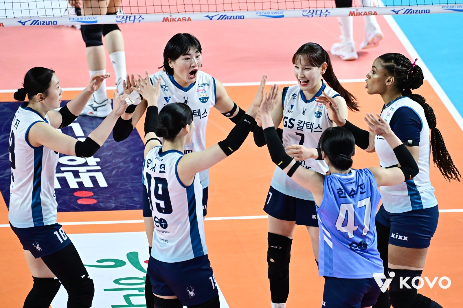 GS칼텍스 선수들이 1일 김천체육관서 열린 도로공사와 챔프전 1차전 원정경기 도중 득점한 뒤 기뻐하고 있다. 사진제공│KOVO