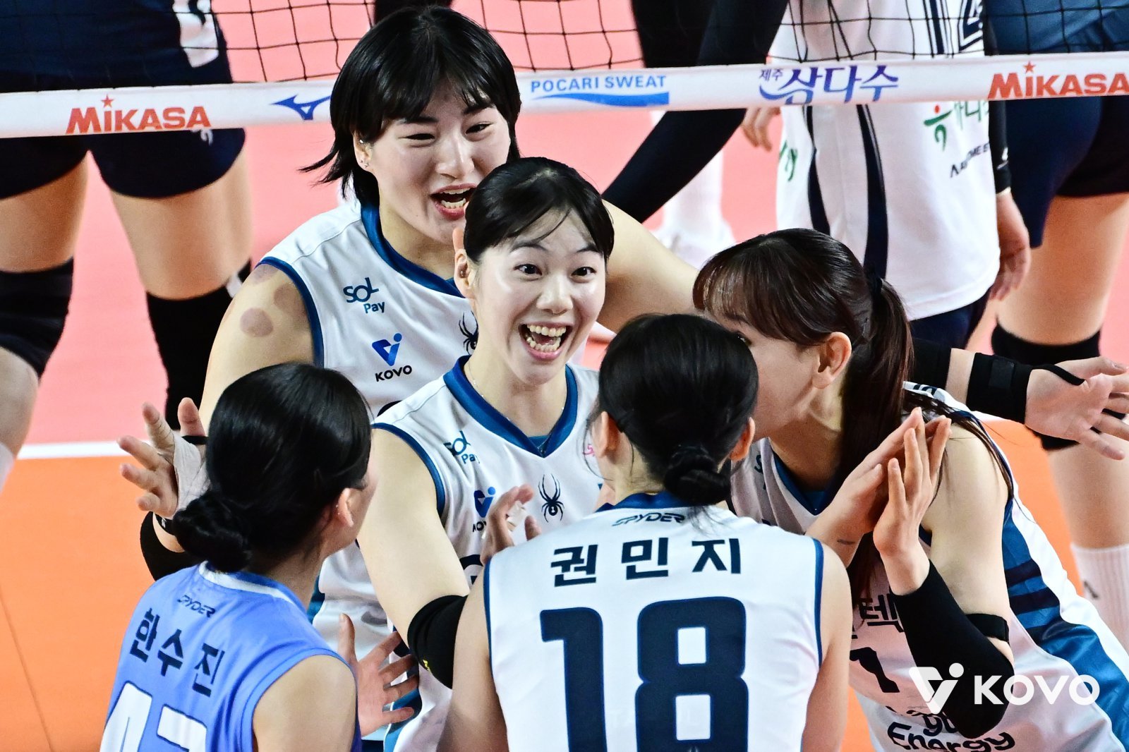 GS칼텍스 선수들이 1일 김천체육관서 열린 도로공사와 챔프전 1차전 원정경기 도중 득점한 뒤 기뻐하고 있다. 사진제공│KOVO
