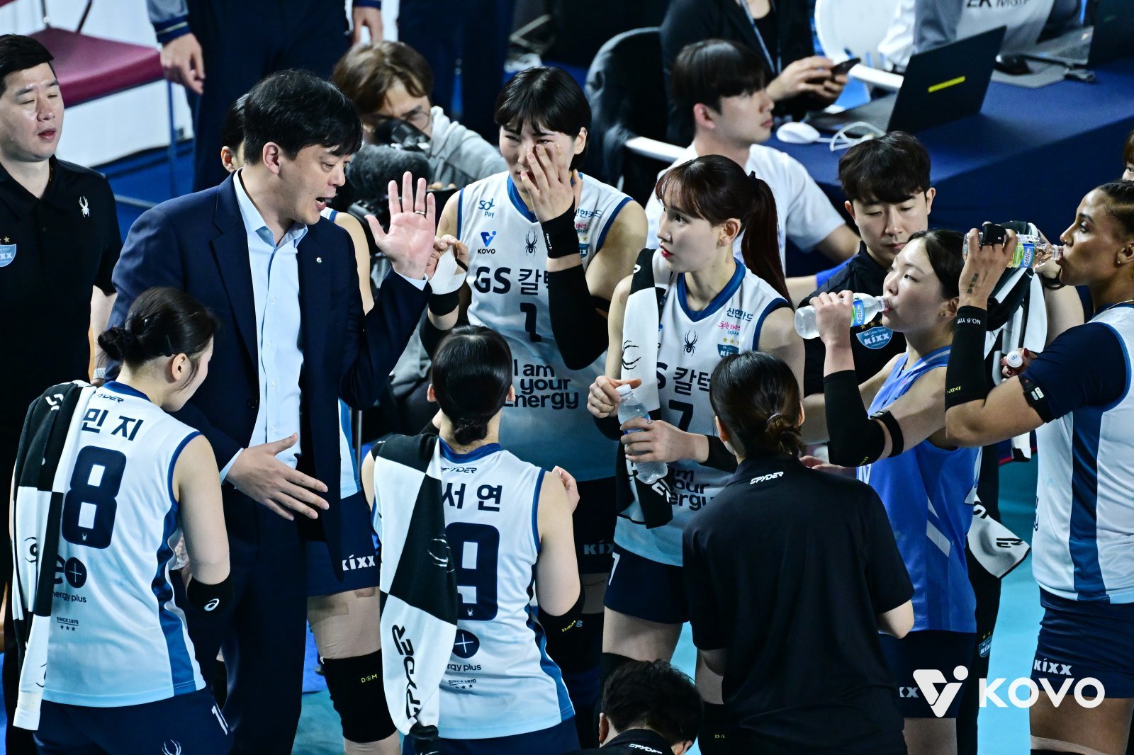 이영택 GS칼텍스 감독(왼쪽 끝)이 1일 김천체육관에서 열린 도로공사와 챔프전 1차전 원정경기서 작전타임 도중 선수들에게 지시사항을 전달하고 있다. 사진제공│KOVO