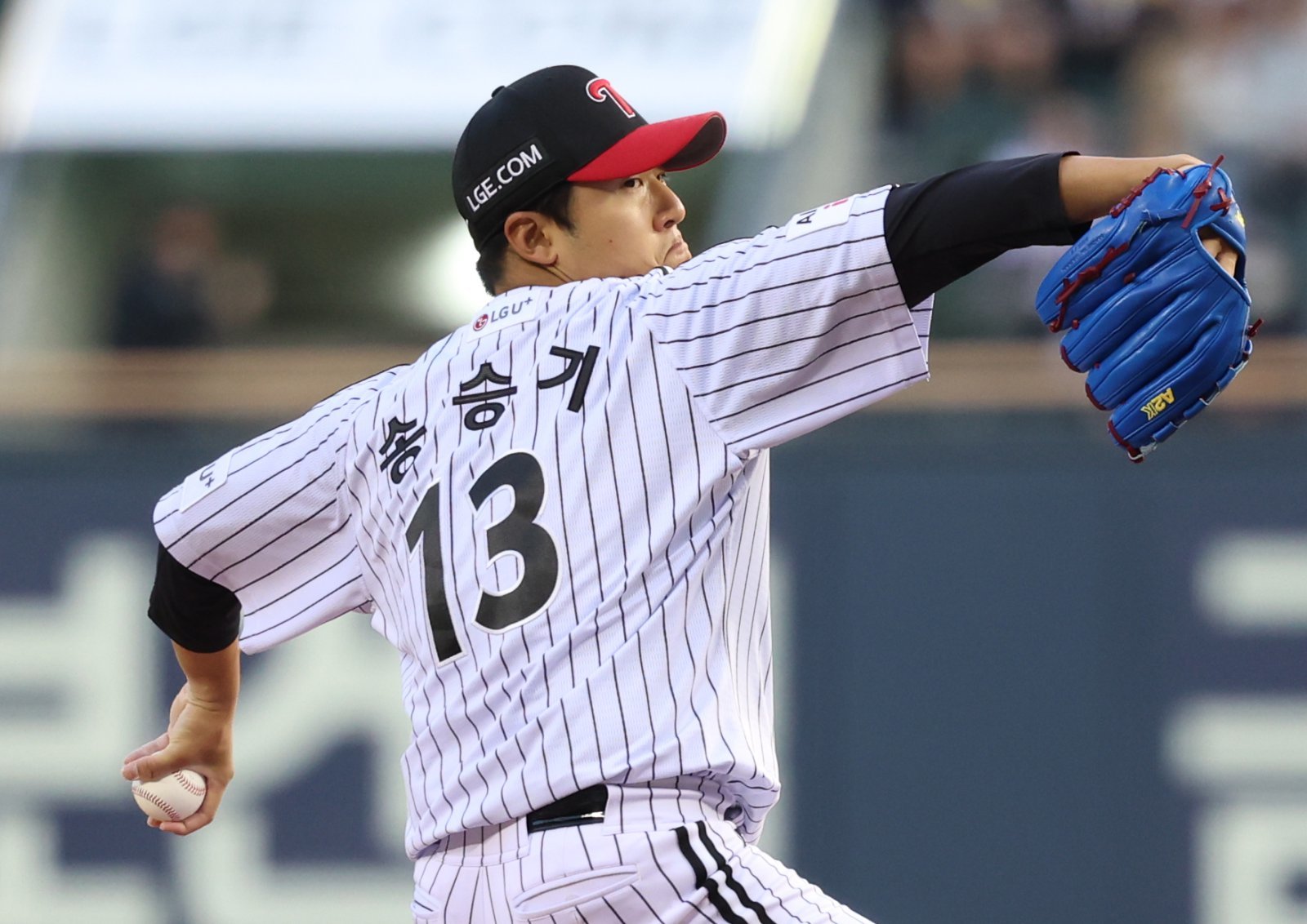 LG 송승기가 1일 잠실구장서 열린  ‘2026 신한 SOL KBO리그’ KIA와 홈경기서 선발등판해 역투하고 있다. 잠실｜뉴시스