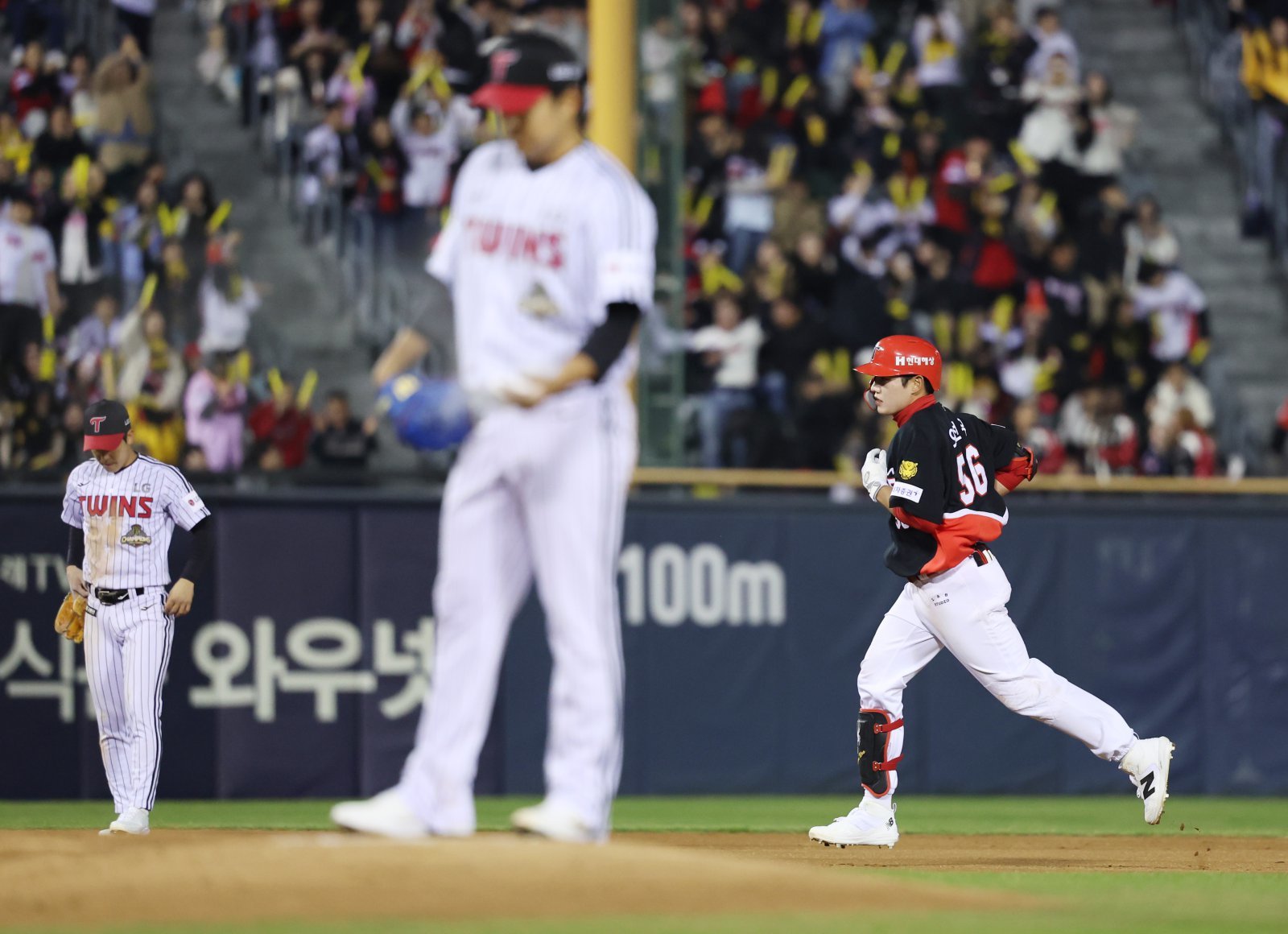LG 송승기(앞)가 1일 잠실구장서 열린  ‘2026 신한 SOL KBO리그’ KIA와 홈경기서 선발등판해 5회초 오선우에게 솔로포를 맞은 뒤 아쉬워하고 있다. 잠실｜뉴시스