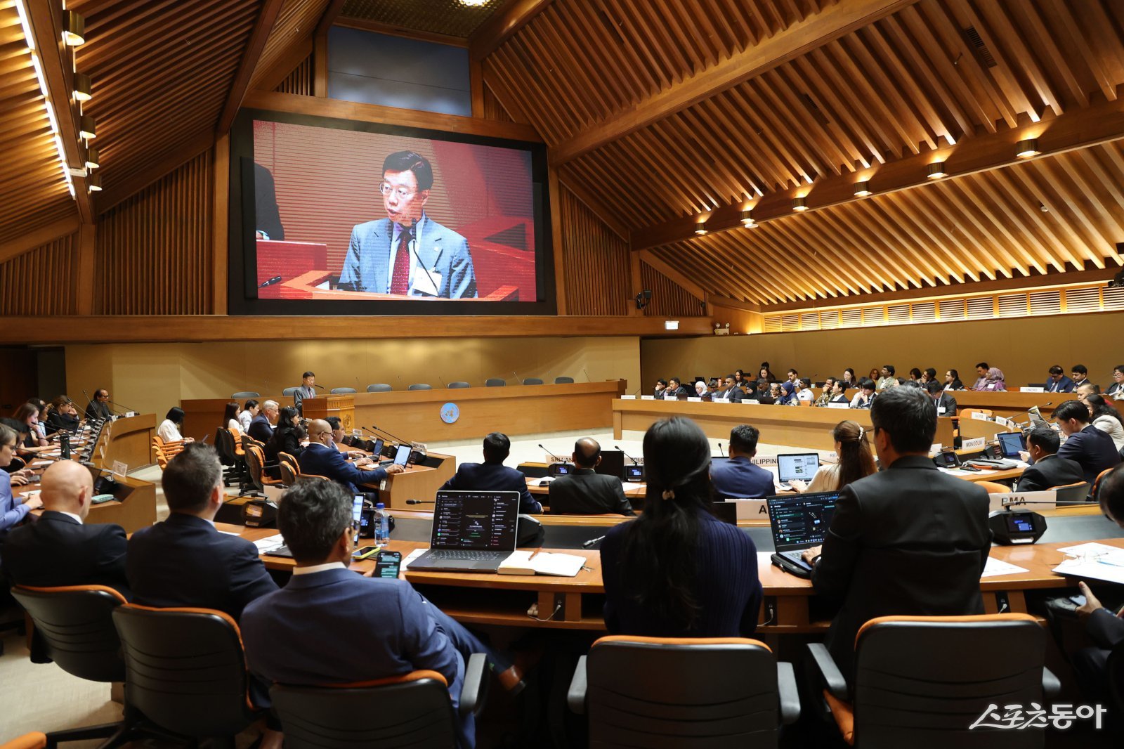 신상진 성남시장이 2026년 3월 16일 태국 방콕 유엔컨퍼런스센터에서 열린 유엔지역개발센터(UNCRD) 지속가능교통(EST) 아시아지역 회의에서 성남형 미래 모빌리티 정책을 발표하고 있다. 사진제공ㅣ성남시 