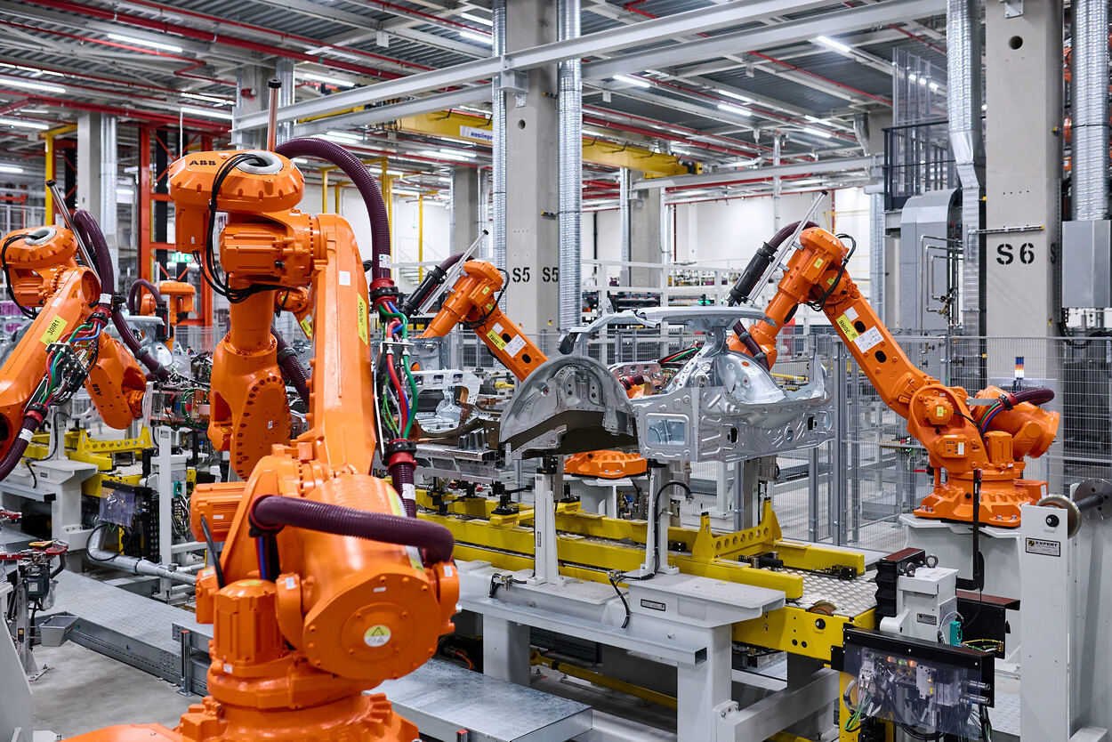 BMW 뮌헨 공장 차체 공장에서 로봇 팔이 차체를 조립하고 있다. 사진제공｜ BMW그룹 코리아