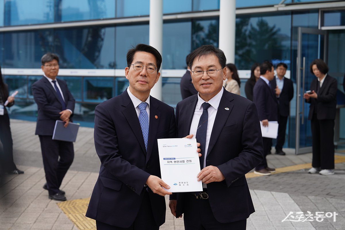 정현구 여수시장 권한대행(오른쪽)이 황종우 해양수산부 장관에게 해양관광 및 수산 분야 주요 현안 사업에 대한 정부 지원을 건의했다. 사진제공=여수시