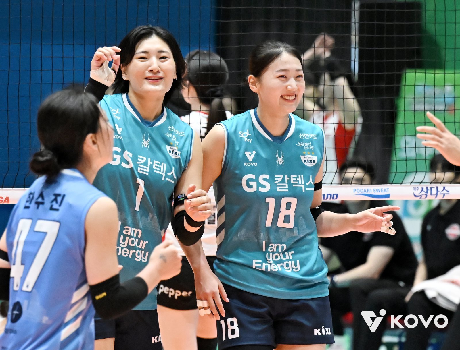 GS칼텍스 최가은(왼쪽 2번째)과 권민지(오른쪽 끝)는 정규리그서 주전 경쟁에 어려움을 겪었지만 PS선 주전으로 손색이 없는 활약을 펼치며 팀의 4전승에 앞장섰다. 사진제공│KOVO