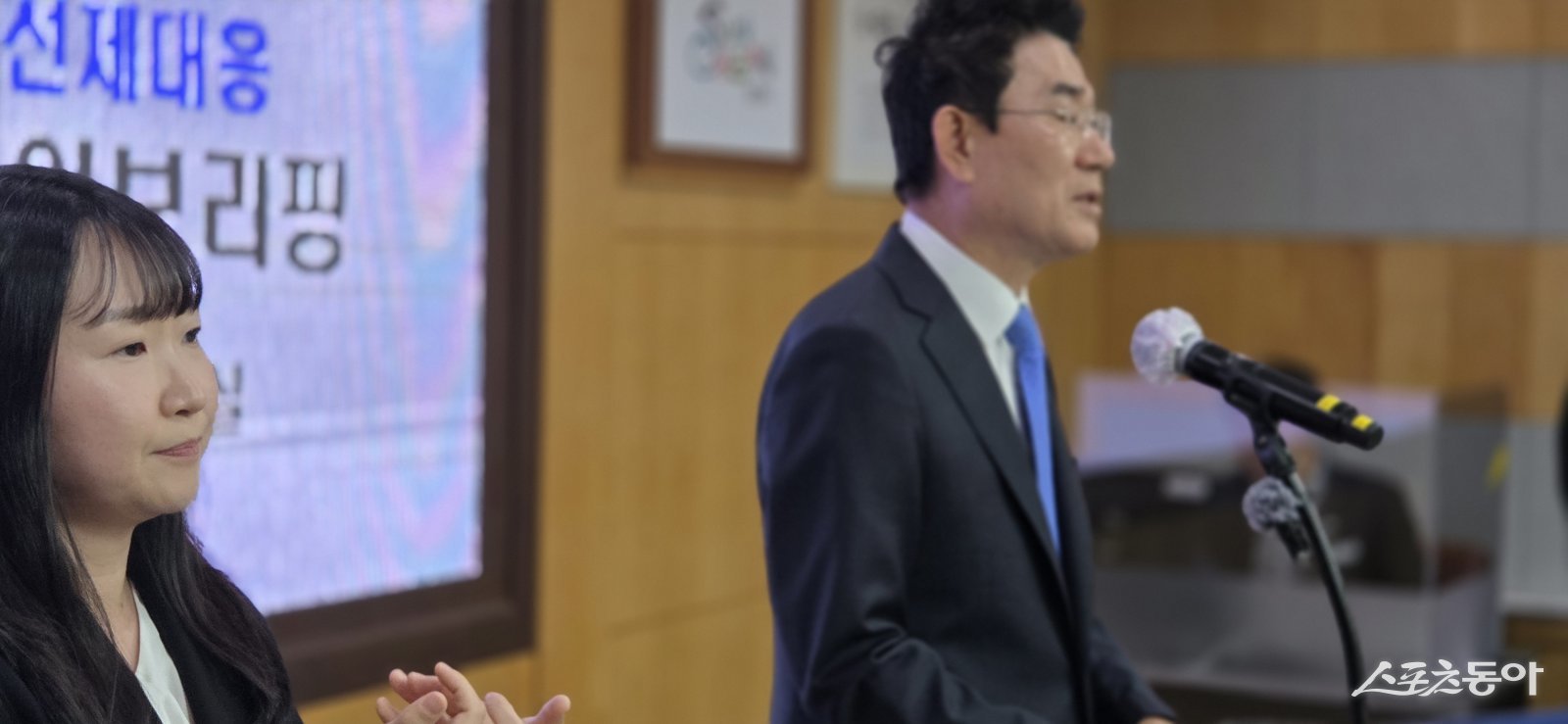 노관규 순천시장(오른쪽)이 2일 긴급기자회견을 열고 정부와 별도로 모든 시민에게 1인당 15만 원의 민생회복지원금을 지급한다고 밝혔다. 사진=박기현 기자