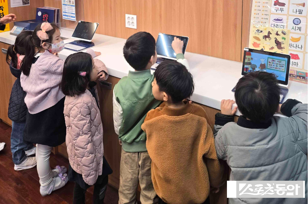 광주광역시는 4월부터 5월까지 두 달 동안 시청 1층 로비에서 영유아를 대상으로 인공지능 기반 콘텐츠를 직접 체험하는 ‘AI 실증·체험관’을 운영한다. 사진제공 I 광주광역시