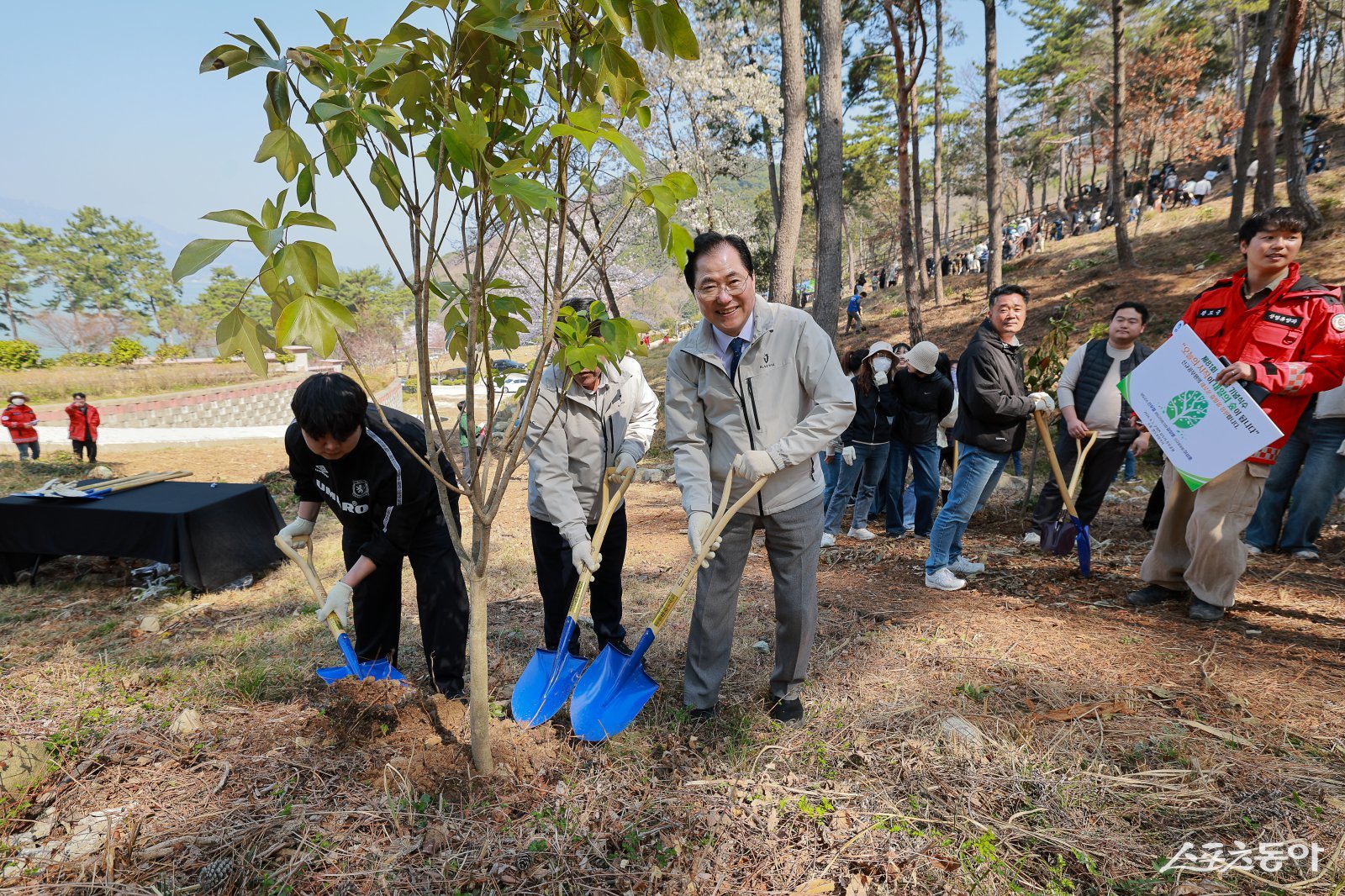 완도군은 제81회 식목일을 맞아 군청 및 관계 기관이 참여하는 나무 심기와 군민 대상 반려 나무 나눔 행사를 가졌다.  사진제공=완도군