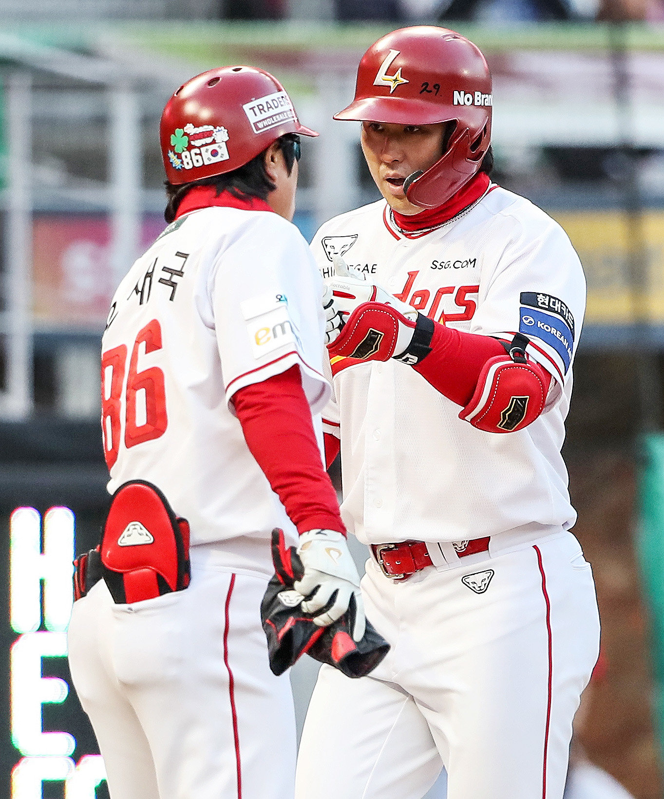 SSG 최정(오른쪽)이 2일 인천SSG랜더스필드서 열린 키움전 1회말 2점홈런을 쳐낸 뒤 윤재국 코치와 하이파이브를 하고 있다. 사진제공｜SSG 랜더스