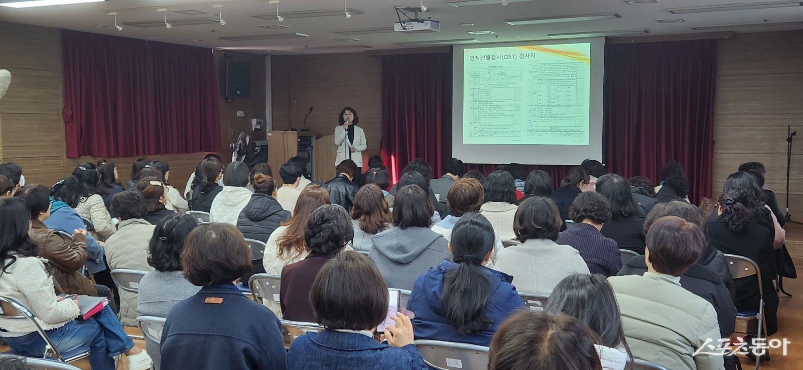 목포시는 치매 고위험군을 조기에 발견하고 지역사회 치매 예방 체계를 강화하기 위해 관내 노인복지관 생활지원사를 대상으로 ‘치매 인식개선 및 인지선별검사 교육’을 실시한다. 사진제공 I 목포시