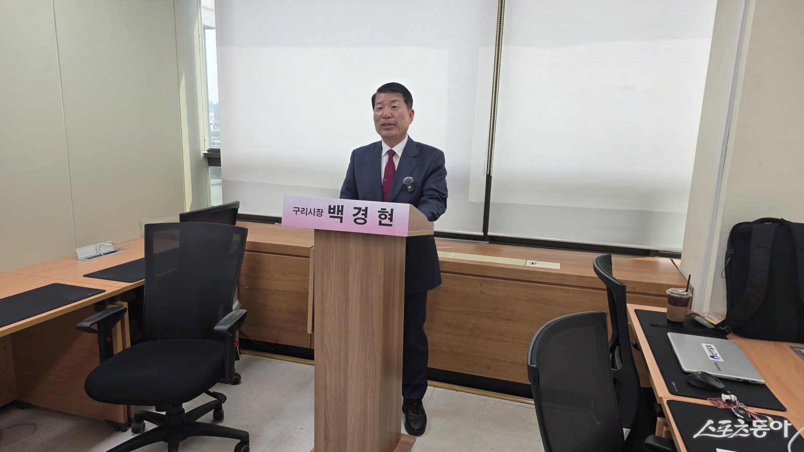 백경현 구리시장이 3일 구리시청에서 열린 기자회견에서 4월 2일 모 언론에서 제기된 재산 신고 관련 의혹을 조목조목 반박하고 있다. 사진ㅣ고성철 기자