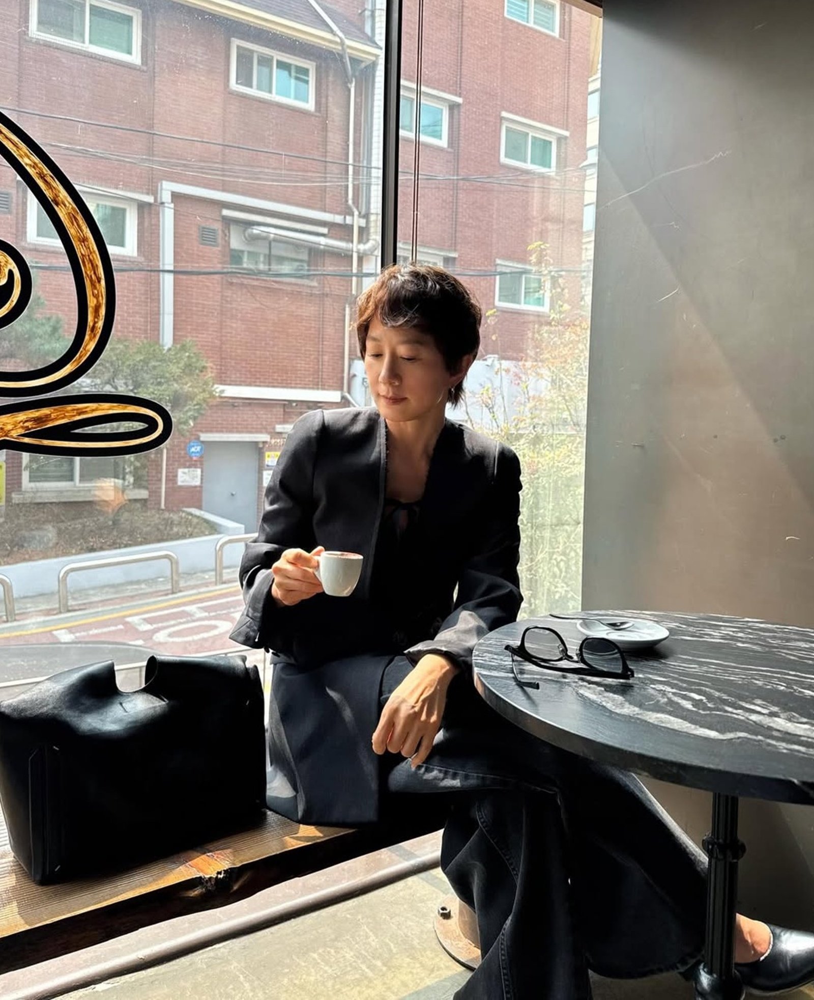 김희애, 파격 숏컷 변신…분위기 확 바뀌었다 [DA★]