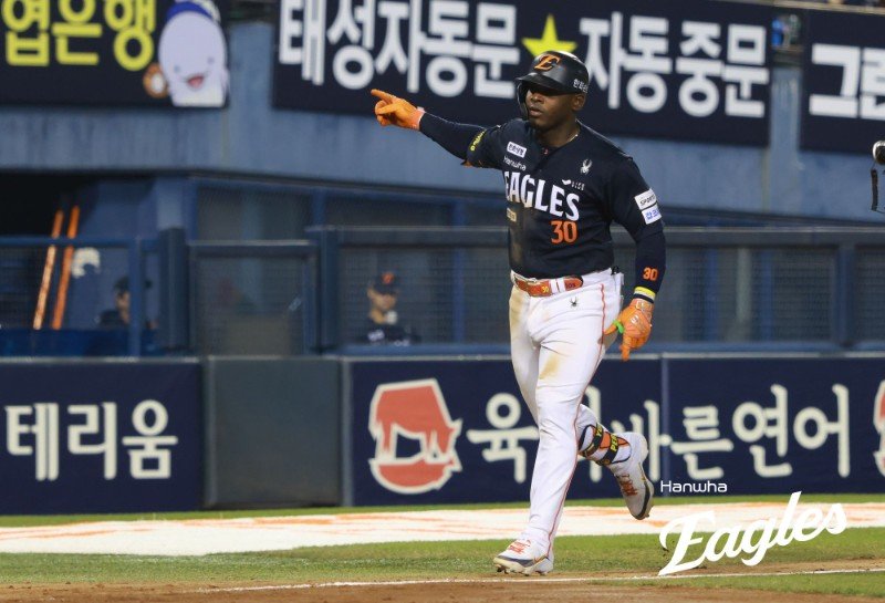 ‘웰컴 페라자’ 567일 만에 KBO 복귀포 작렬!…불방망이 한화, 3연패 탈출 [SD 잠실 스타]