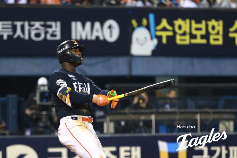 한화 요나단 페라자가 3일 잠실구장서 열린 ‘2026 신한 SOL KBO리그’ 두산과 원정경기에 2번타자 우익수로 선발출전해 4회초 2점 홈런을 친 뒤 타구를 바라보고 있다. 사진제공｜한화 이글스