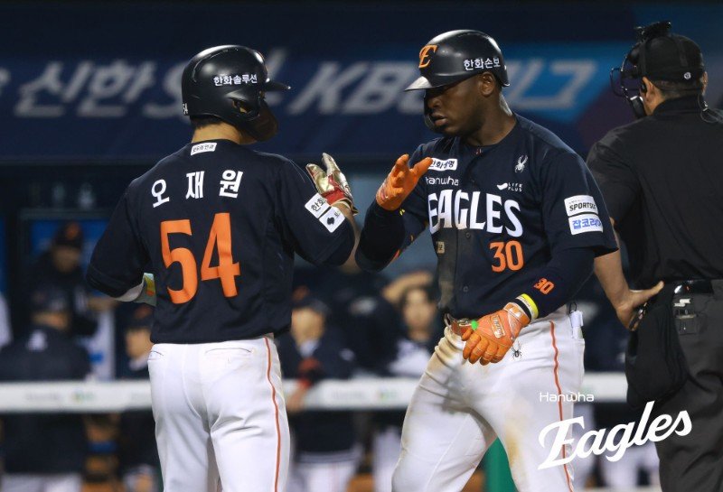 한화 요나단 페라자(오른쪽)가 3일 잠실구장서 열린 ‘2026 신한 SOL KBO리그’ 두산과 원정경기에 2번타자 우익수로 선발출전해 4회초 2점 홈런을 친 뒤 오재원과 하이파이브를 하고 있다. 사진제공｜한화 이글스