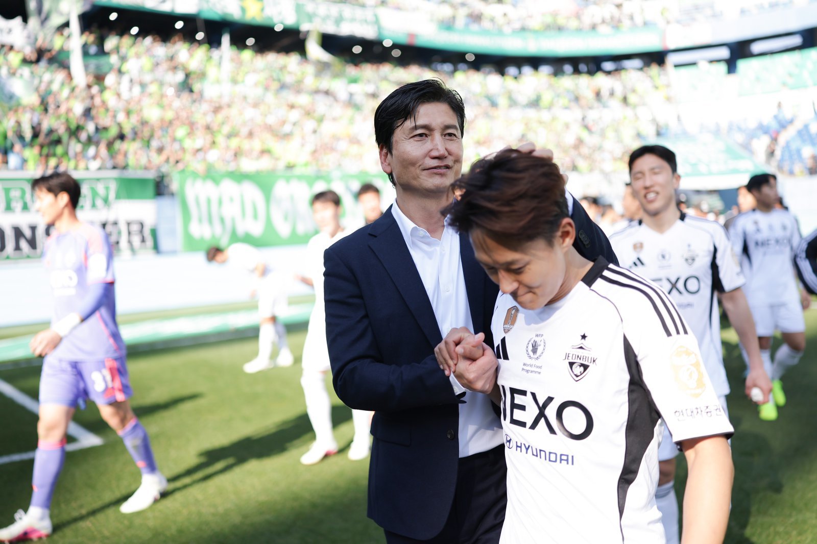 전북 정정용 감독은 “공격수는 골로 말한다”며 4일 울산과 K리그1 라이벌전에서 교체 출전해 후반 종료직전 쐐기골을 터트린 이승우를 칭찬했다. 선발 출전이 가까워진 모습이다. A매치 휴식기를 앞두고 대전하나시티즌 원정을 승리한 뒤 정 감독이 이승우를 격려하는 모습. 사진제공｜한국프로축구연맹