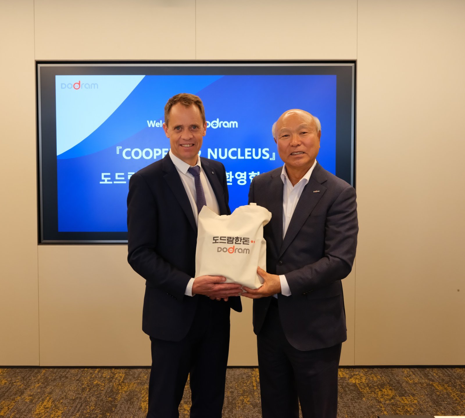 박광욱 도드람양돈농협 조합장(오른쪽)과 에마뉘엘 코모 쿠펄협동조합 CEO. 사진제공｜도드람