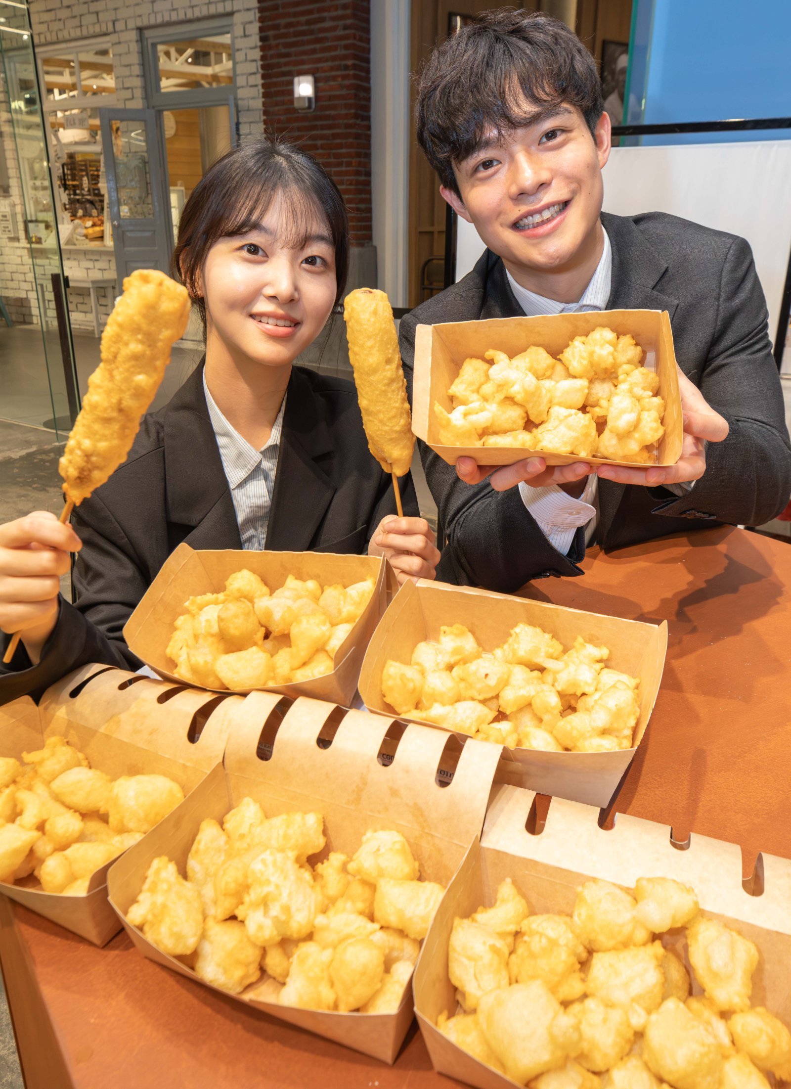 강릉 길감자 팝업스토어를 소개하고 있는 모델들. 사진제공|현대백화점